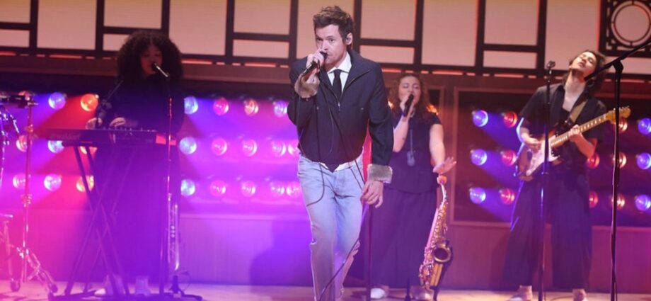 Harry Styles’ ‘SNL’ Performance Introduced by Ryan Gosling After Singer Crashed Actor’s Monologue