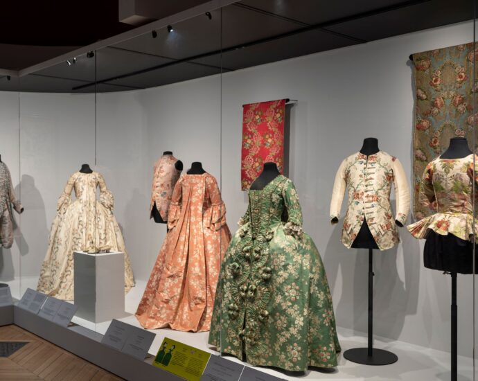In Paris, the Palais Galliera Pays Tribute to the Powdered and Panniered, Past and Present
