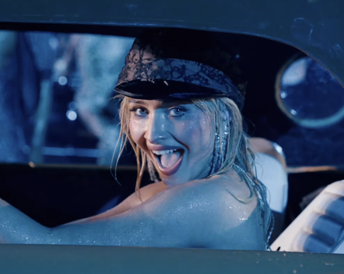 Sabrina Carpenter Headlines Coachella, Bringing Sexy Pop Hits, Old Hollywood Flare and a Bizarre Susan Sarandon Monologue to the Desert