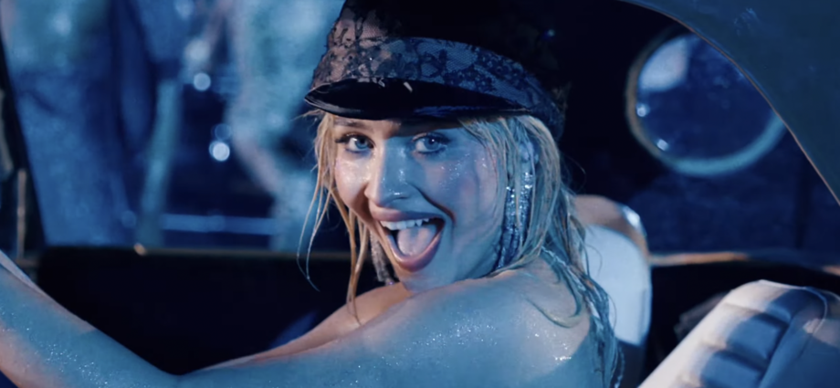 Sabrina Carpenter Headlines Coachella, Bringing Sexy Pop Hits, Old Hollywood Flare and a Bizarre Susan Sarandon Monologue to the Desert