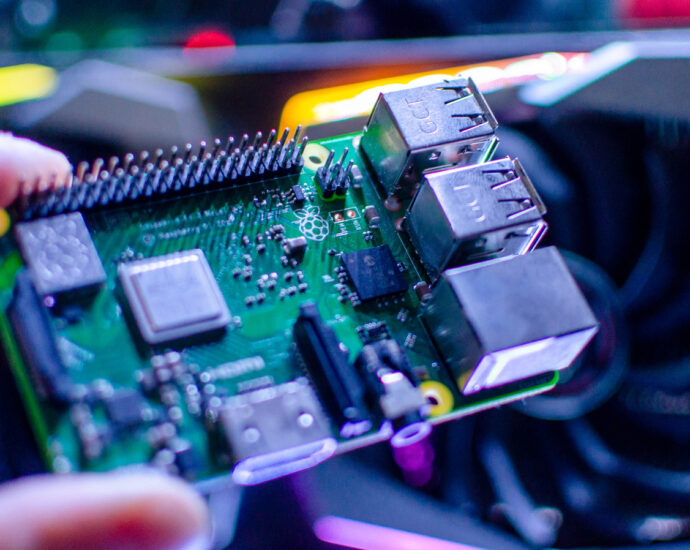 5 Tiny Raspberry Pi Projects That Can Fit In The Palm Of Your Hand
