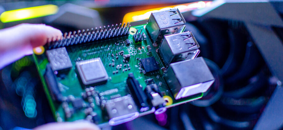 5 Tiny Raspberry Pi Projects That Can Fit In The Palm Of Your Hand