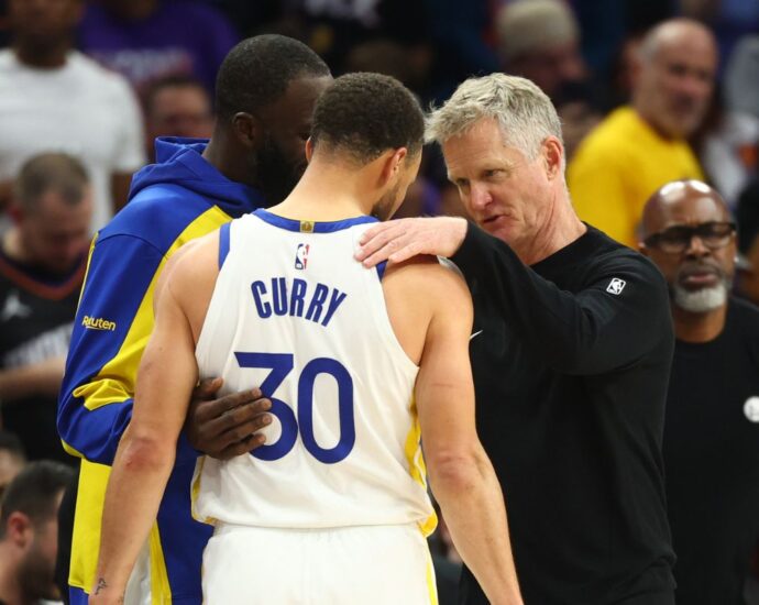 “Class Act”: NBA Legend Chokes Up on Camera Over Steve Kerr’s Courtside Moment With Warriors Stars