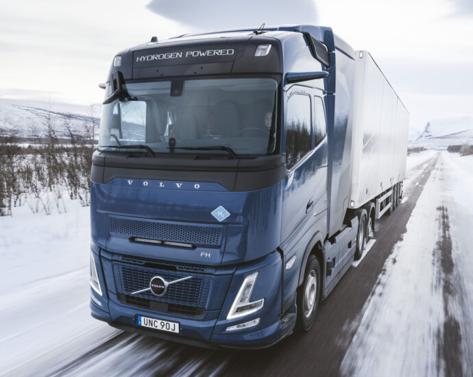 Major Semi-Truck Makers Are Switching From Diesel Engines To A New Hybrid Option