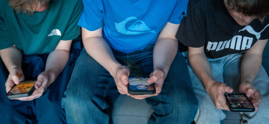 A study shows that cellphone bans didn’t improve US students’ test scores