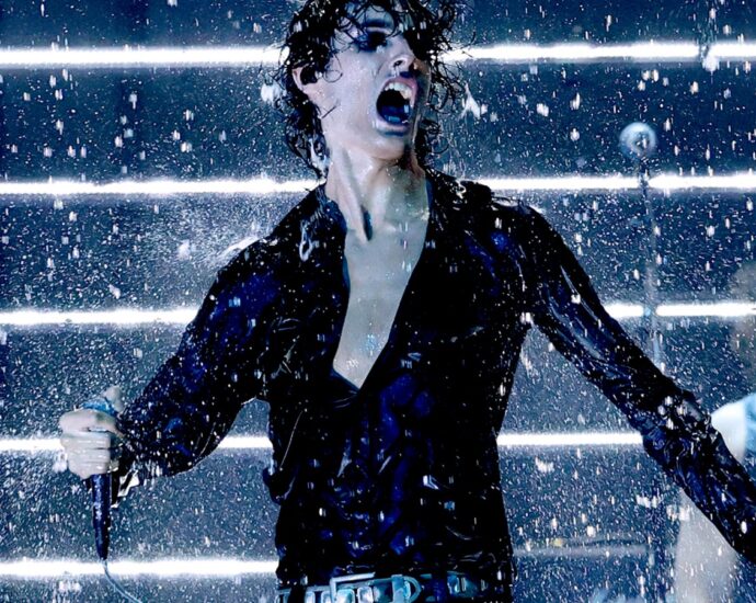 Sombr Sings Aching ‘Homewrecker’ Hit in a Rainstorm During AMAs Performance