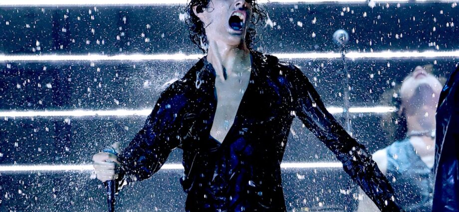 Sombr Sings Aching ‘Homewrecker’ Hit in a Rainstorm During AMAs Performance