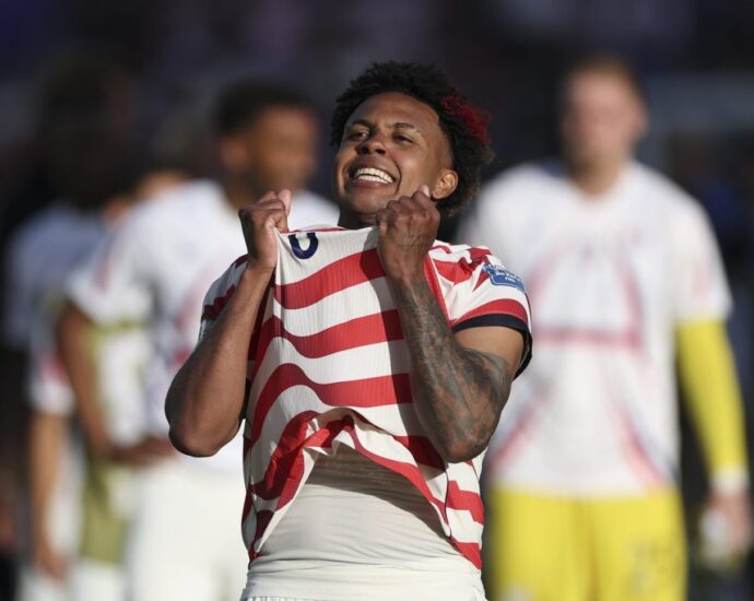 Watch U.S. Men’s Soccer Team Celebrate World Cup Knockout Win With Ella Langley’s ‘Choosin’ Texas’ Sing-Along