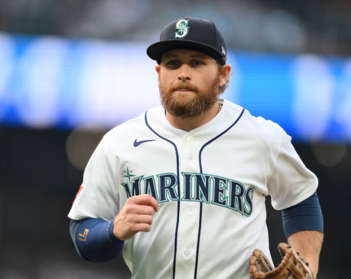 These 7 Jerry Dipoto mistakes cost the Mariners a playoff berth