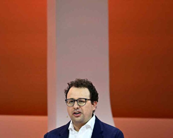US tech stocks fall after big AI groups call for slowdown