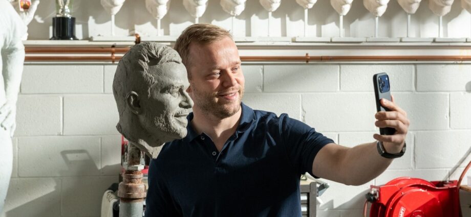 Gallery: Felix Rosenqvist’s likeness immortalized for Borg-Warner Indy 500 trophy
