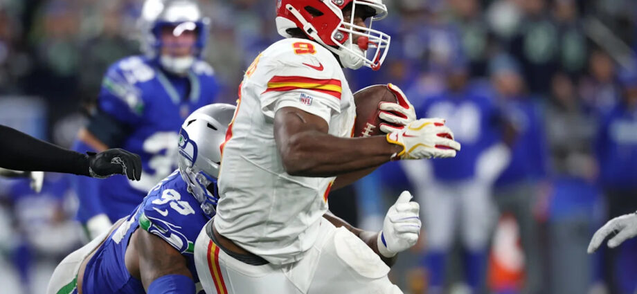 Chiefs RB Kenneth Walker Breaks Silence on Controversial Handshake Snub After Seahawks Loss